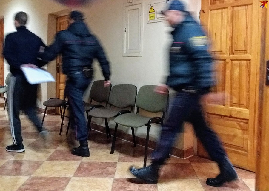 Обвиняемый зачитал в суде заявление о том, что раскаялся и признал свою вину. Фото: Оксана БРОВАЧ