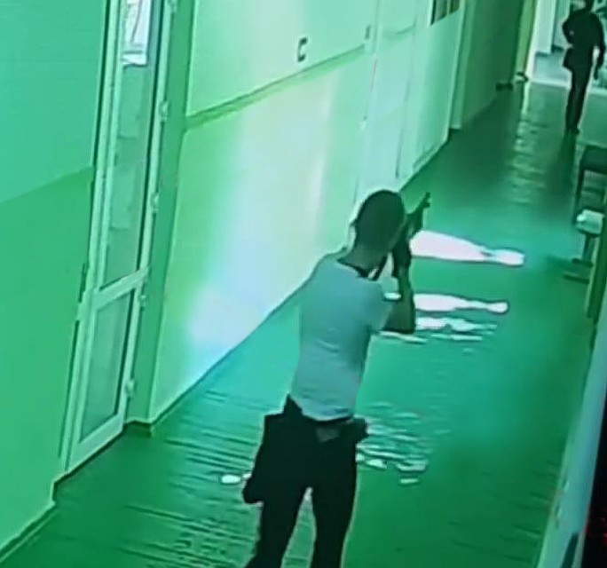 Студент стрелял в спины своим однокурсникам и учителям. А потом принялся палить по огнетушителям. Фото: Вести-Крым