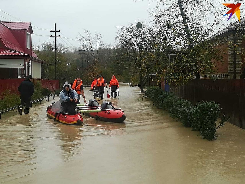 Спасители на лодках вывозят людей из затопленных домов. Фото: Кубань-СПАС