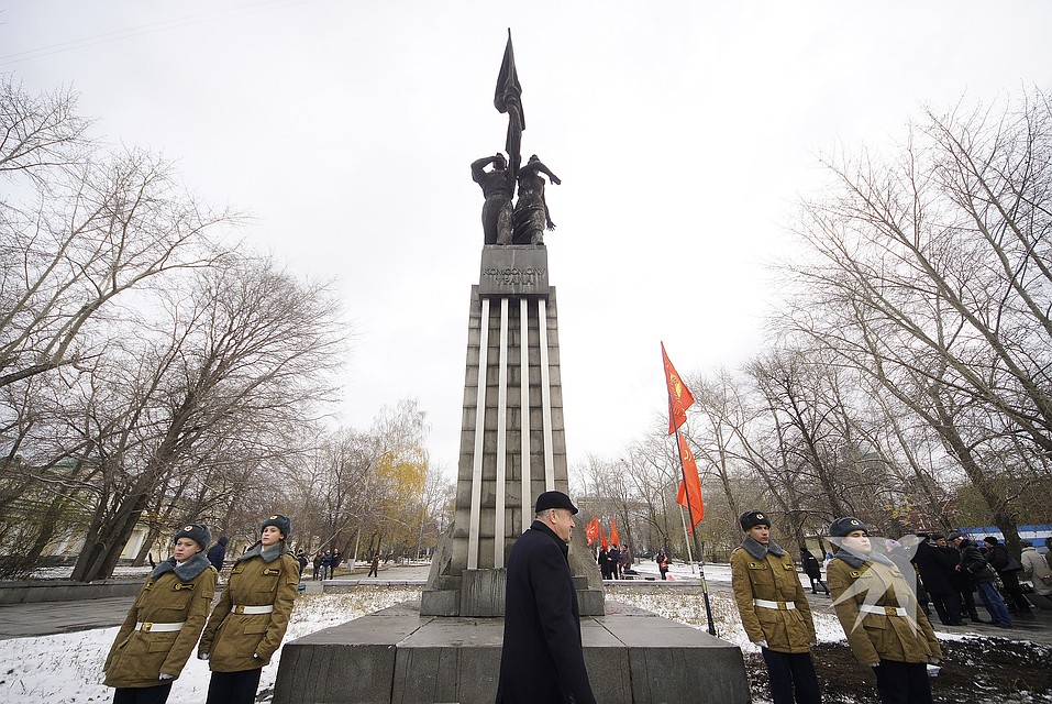 Бывших комсомольцев осталось немного, еще меньше из них пришли к памятнику Фото: Алексей БУЛАТОВ