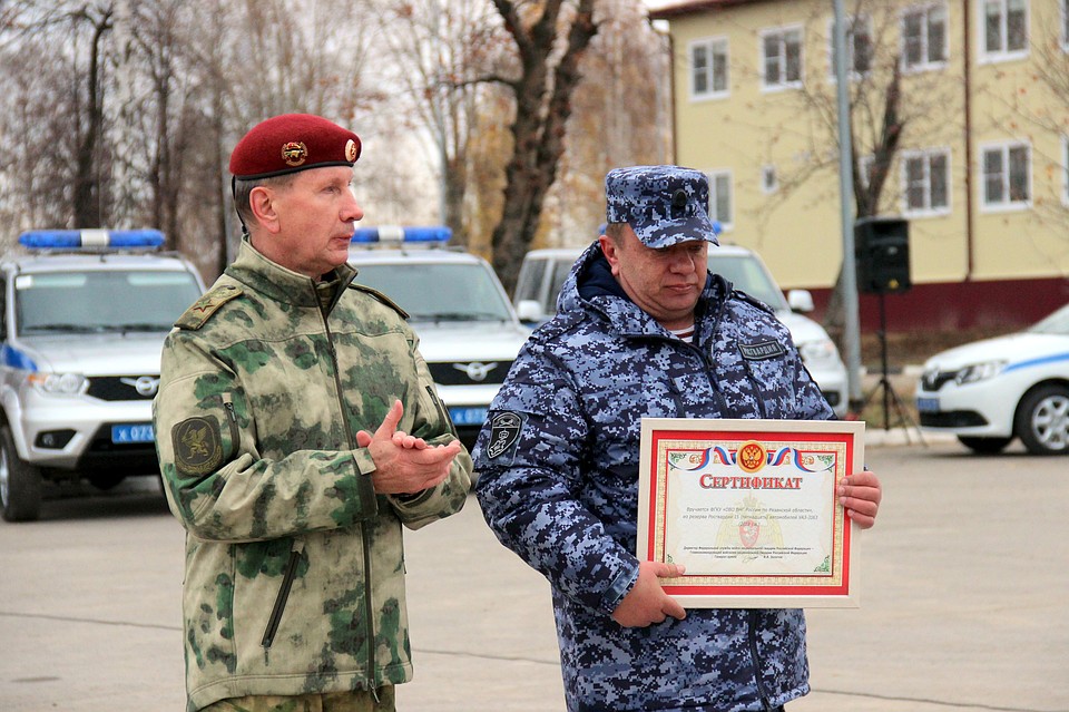 Главнокомандующий Виктор Золотов вручает Сергею Кокореву сертификат на автомобили УАЗ "Патриот". Фото: пресс-служба Росгвардии