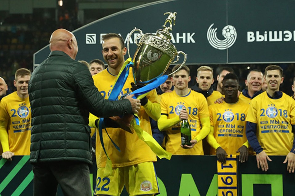 Заместитель председателя АБФФ Сергей Куница вручает чемпионский кубок капитану БАТЭ Игорю Стасевичу. Фото: fcbate.by