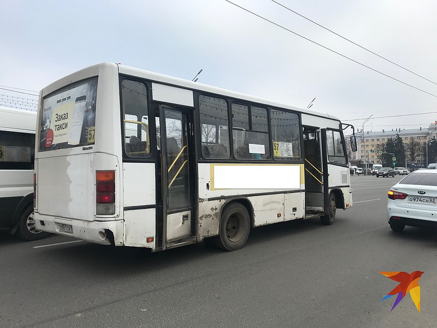Высадка пассажиров на проезжую часть - грубейшее нарушение правил дорожного движения. Фото: Константин МОГИЛИН