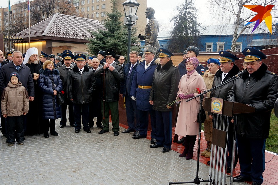 Памятник Василию Маргелову на территории училища открыт. Фото: Павел АВЕРИН