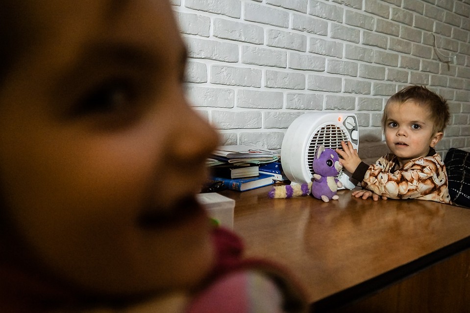 Миша (5 лет) - лилипут. Мама пытается его одеть, но Мише, по его словам, всегда жарко Фото: Светлана МАКОВЕЕВА