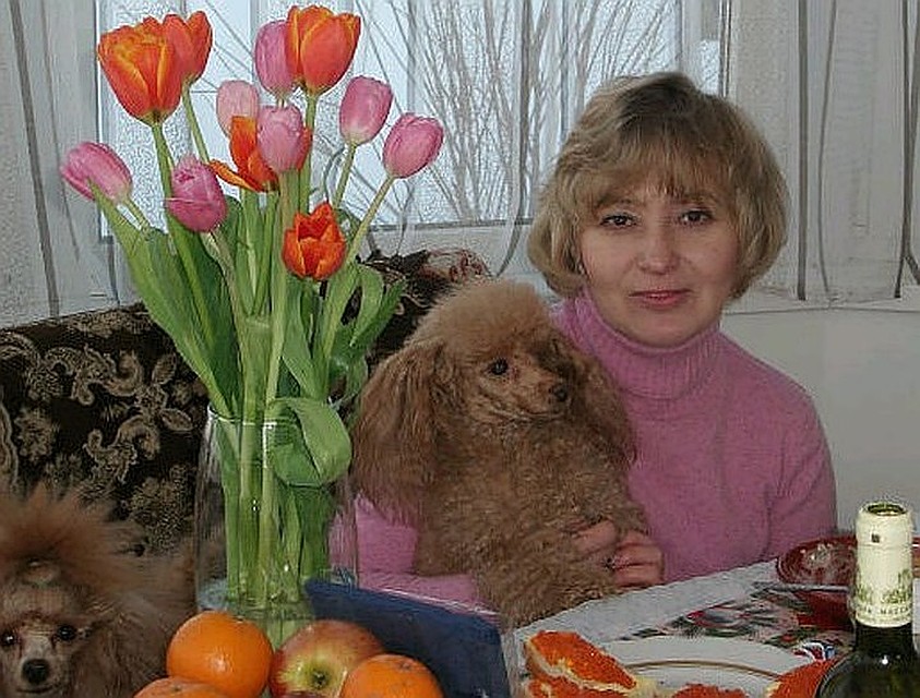 Галина Юшканцева и спорные той-пудели. Всего их было три: один - собственный Галинин, два других принадлежали покойной Татьяне, которая просила подругу позаботиться о собаках.
