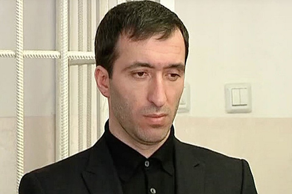Расул Аджиев дважды пытался раскаяться в содеянном. Во второй раз он сообщил следователям, что заказчиком убийства был высокопоставленный чиновник