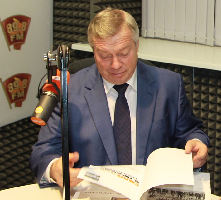 В руках у Василия Голубева - книга из коллекции "Комсомольской правды": очерки собкоров о ярких событиях в истории нашей страны. Фото: Илья БОГОМОЛОВ