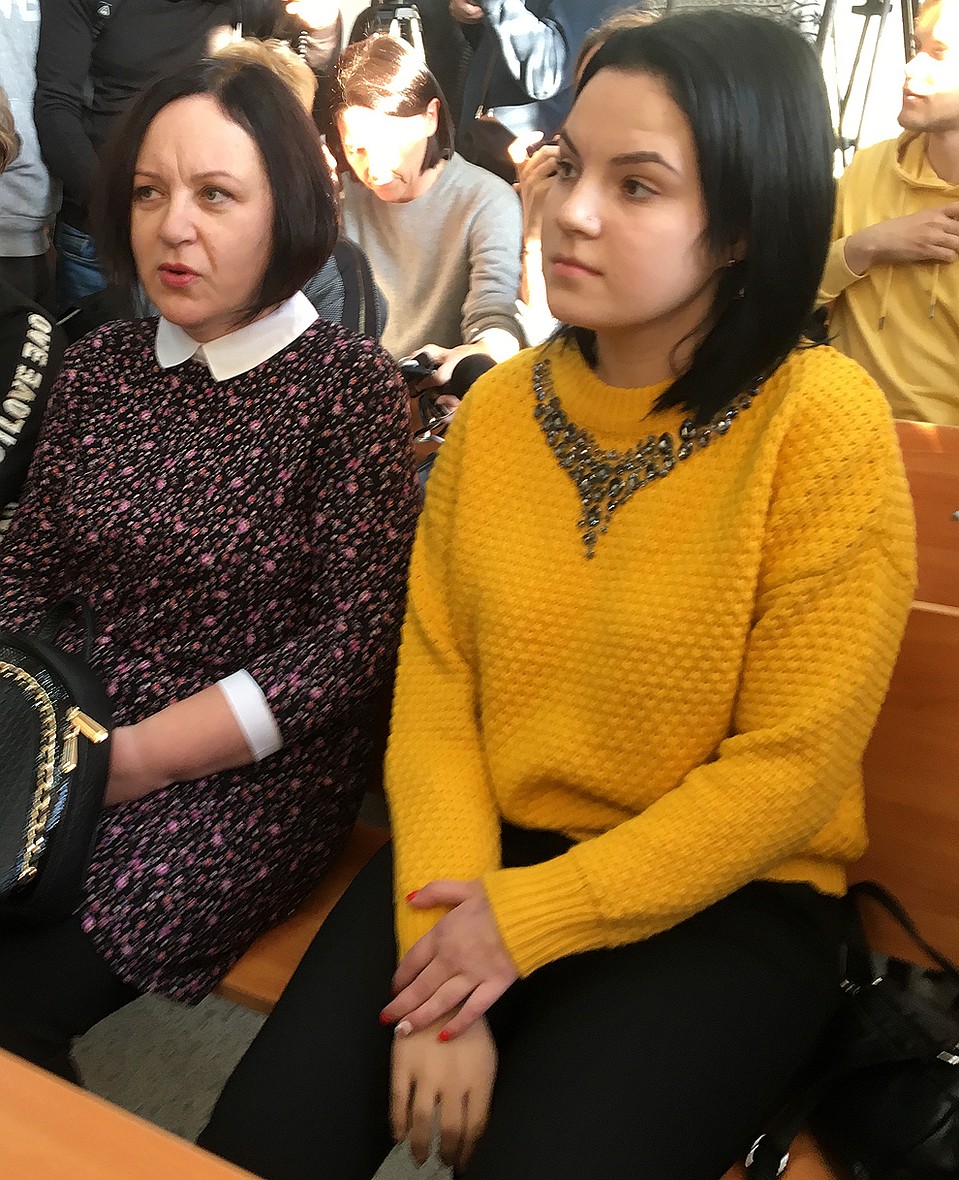 Жертва садиста Маргарита с мамой в суде. Фото: Александр РОГОЗА