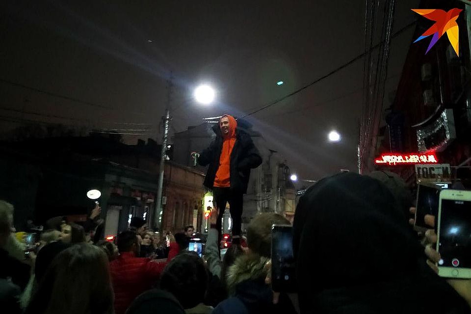 Выступление Хаски на крыше автомобиля было недолгим Фото: Александра ПОДУШКО