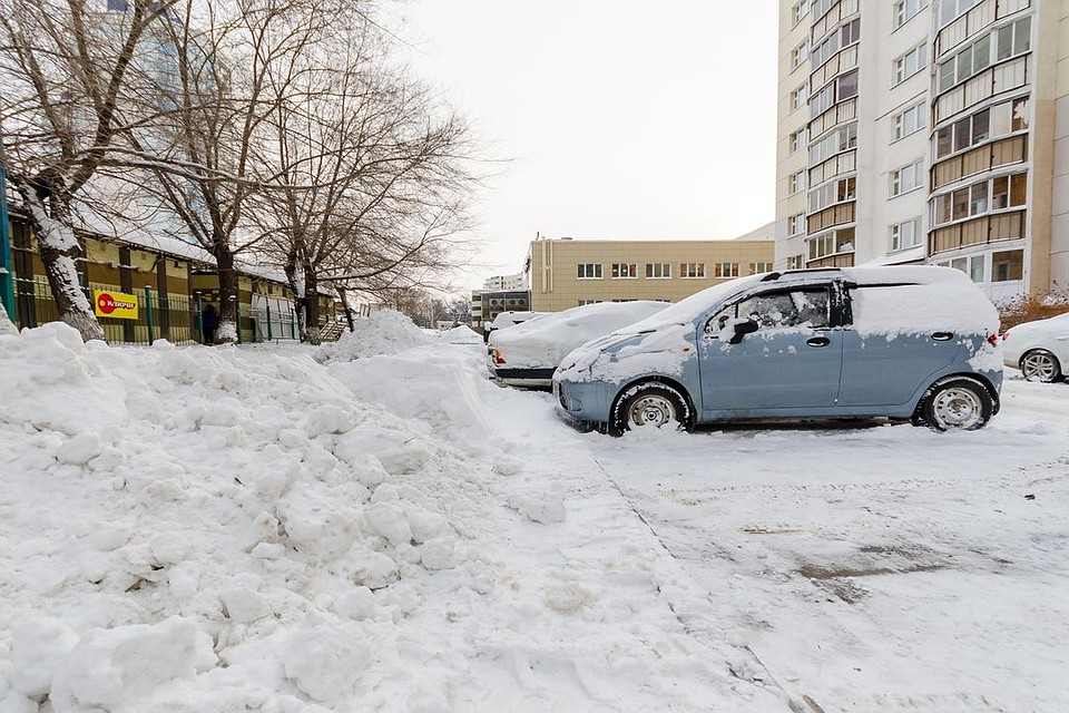 Доставили снегопады неприятностей и автомобилистам. Фото: Даба ДАБАЕВ