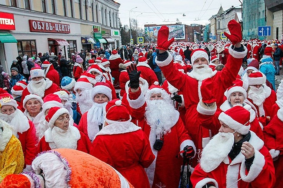 В десятый раз Деды Морозы пройдут по Рыбинску Фото: Елена ВАХРУШЕВА