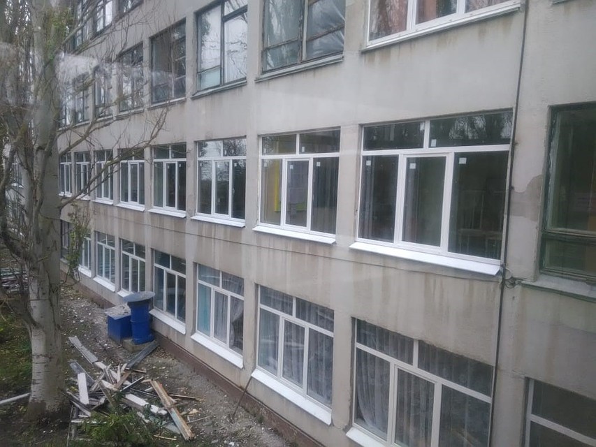 В учебном корпусе уже заменили часть окон. Фото: kerchpoliteh.ru