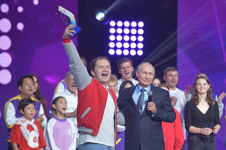 Президент вручил награду волонтеру-медику Антону Коротченко Фото: Михаил ФРОЛОВ