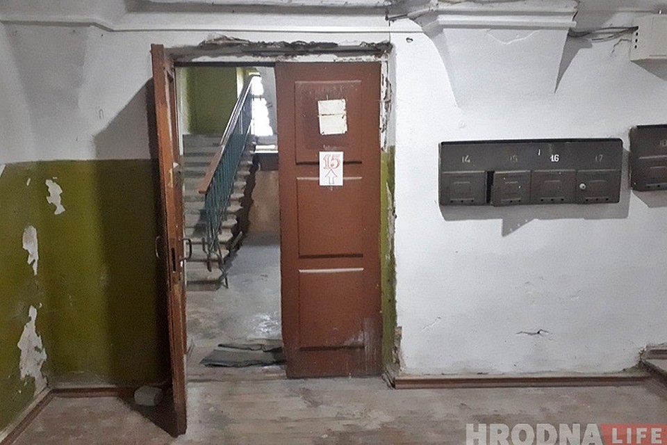 В подъезде исторического дома жилыми остались только две квартиры. Фото: hrodna.life.