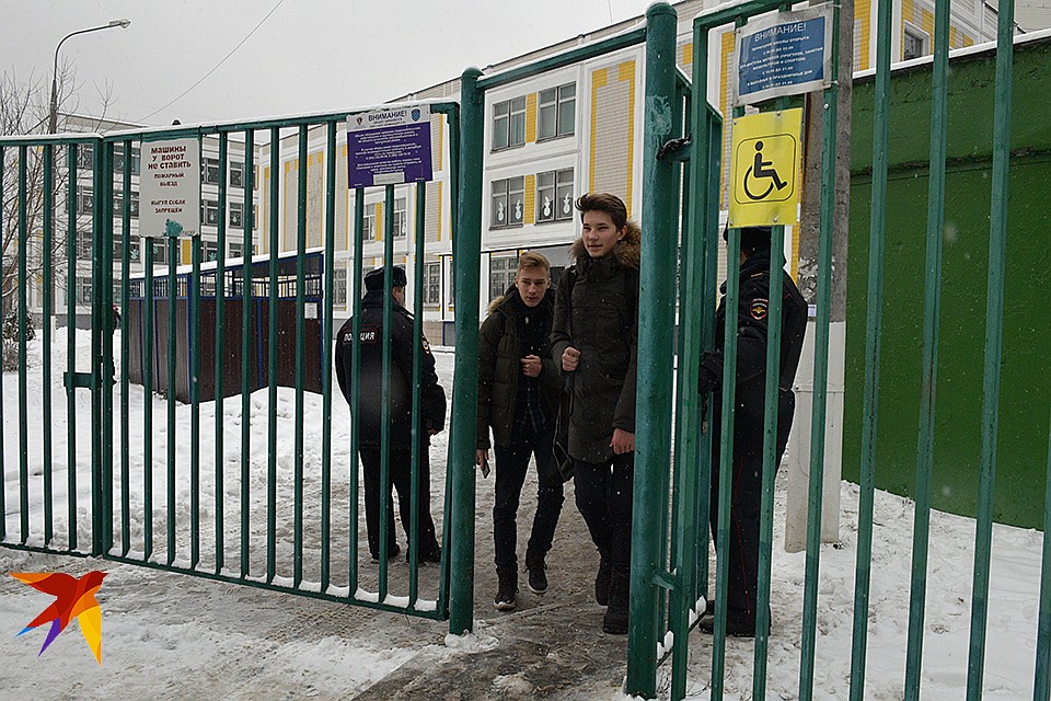В Москве эвакуирована школа из-за ученика с ножом Фото: Михаил ФРОЛОВ