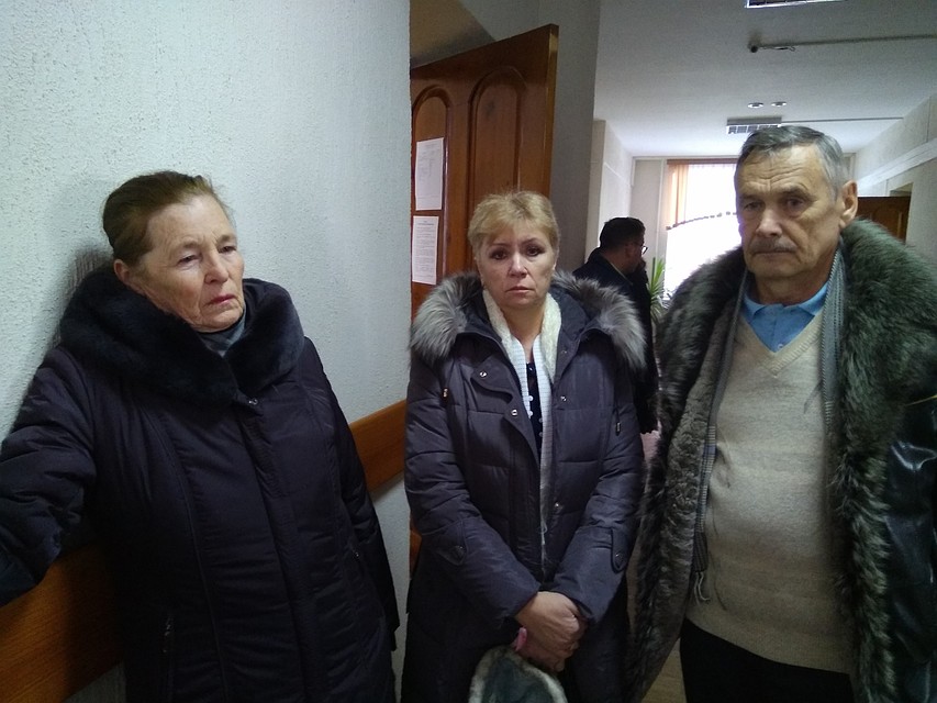 Родные погибших прошли мимо накрытых тел, даже не подозревая, что это их дети. Фото: Анна МИКУЛА