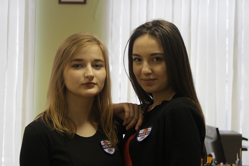 Одиннадцатиклассницы Полина Строчилина и Мария Грибкова придумали, как сделать резину более прочной Фото: Анна ПОПОЛИТОВА