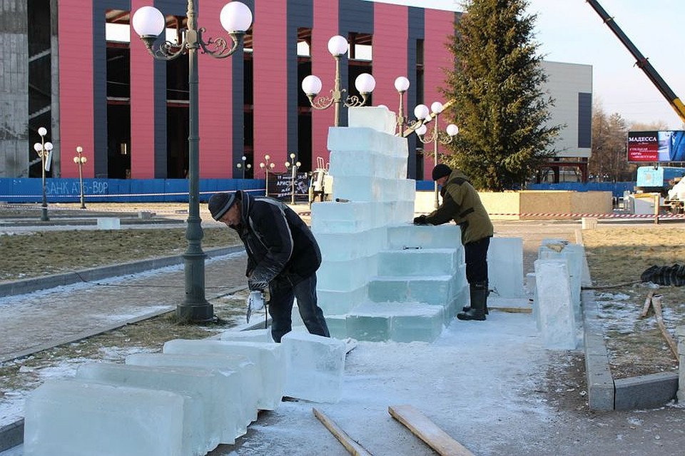 В Арсеньеве строят ледяной городок. Фото: пресс-служба администрации Арсеньева