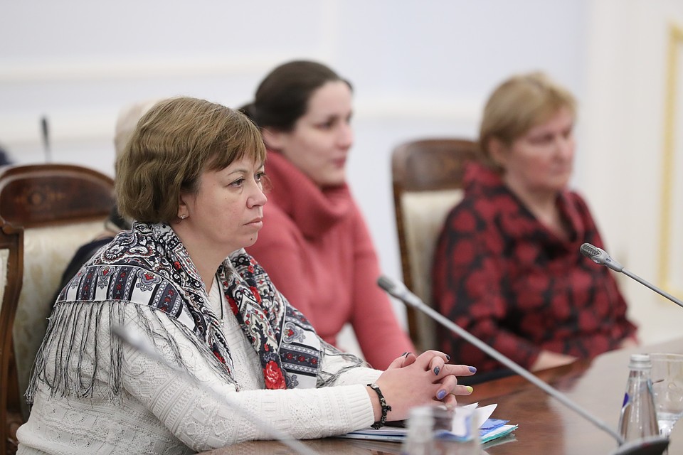 Поначалу Алла Андреева не захотела встречаться при других людях Фото: администрация губернатора Петербурга