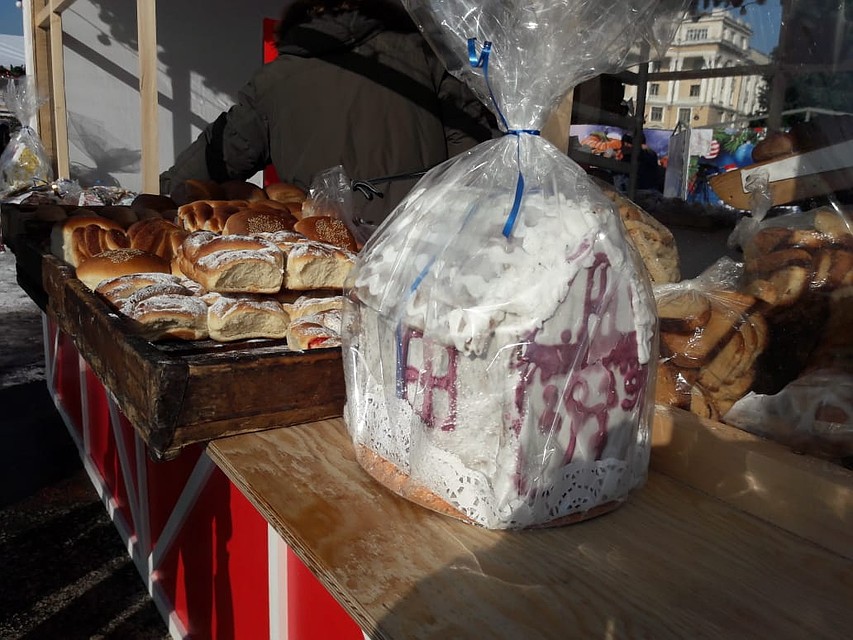 На площади можно купить, в том числе, пряничные домики Фото: Оксана КИСЕЛЁВА