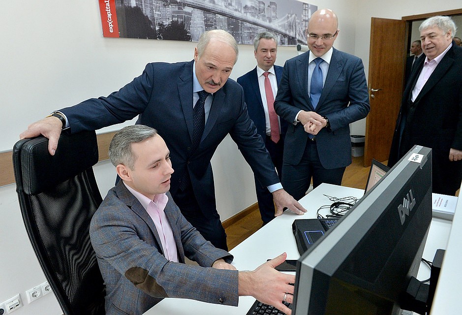 Александр Лукашенко пришел в офис айтишников. Виктор Прокопеня и Михаил Гуцериев - крайние справа. Фото: БелТА.