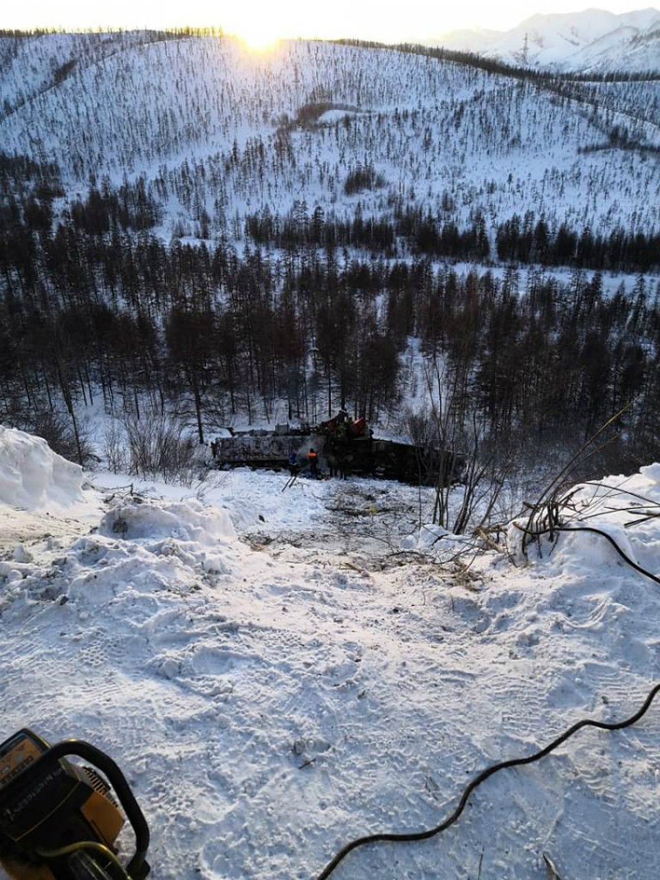 Два человека после ДТП целую ночь провели на морозе на трассе в Магадане Фото: ГУ МЧС России по Магаданской области