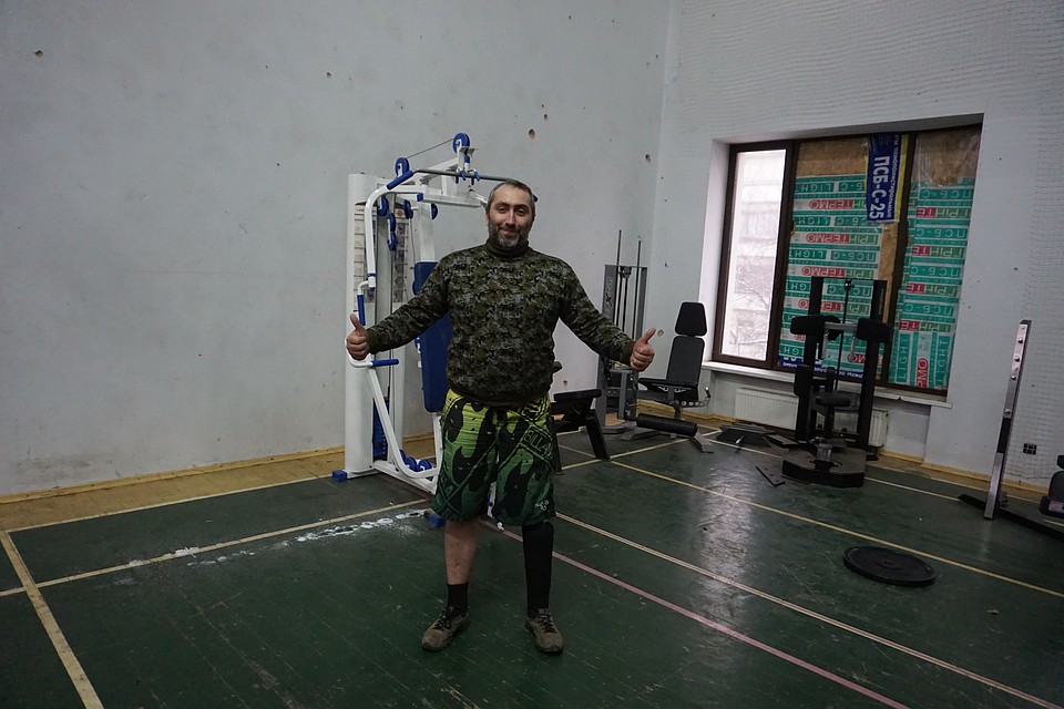 В этот спортзал было попадание снаряда. Фото: Юлия АНДРИЕНКО