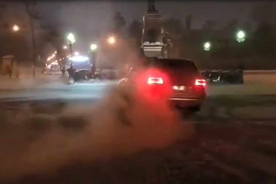 Водитель «Toyota Land Cruiser» демонстрирует свои навыки прямо посреди пешеходной зоны. Фото: ГУ МВД по Иркутской области