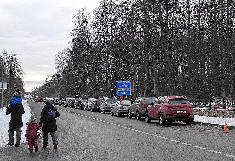 Парковка забита, вереница машин - до центра агрогородка Каменюки. Фото: Ульяна СКОЙБЕДА
