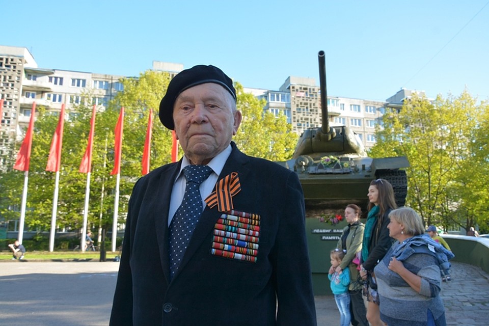 Борис Пирожков на фоне памятника легендарному танку на улице Соммера в Калининграде. Фото: Александр КАТЕРУША
