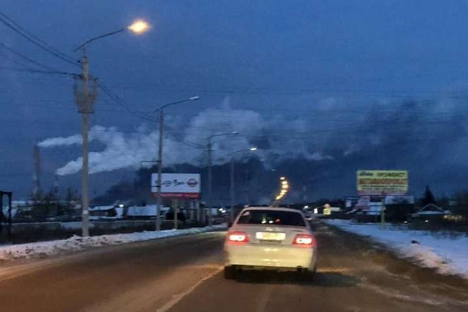 Дым пожара виден издалека. Фото: группа ДТП38RUS
