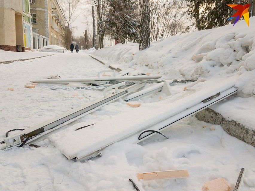 Взрывной волной вынесло двери. Фото: Даба ДАБАЕВ