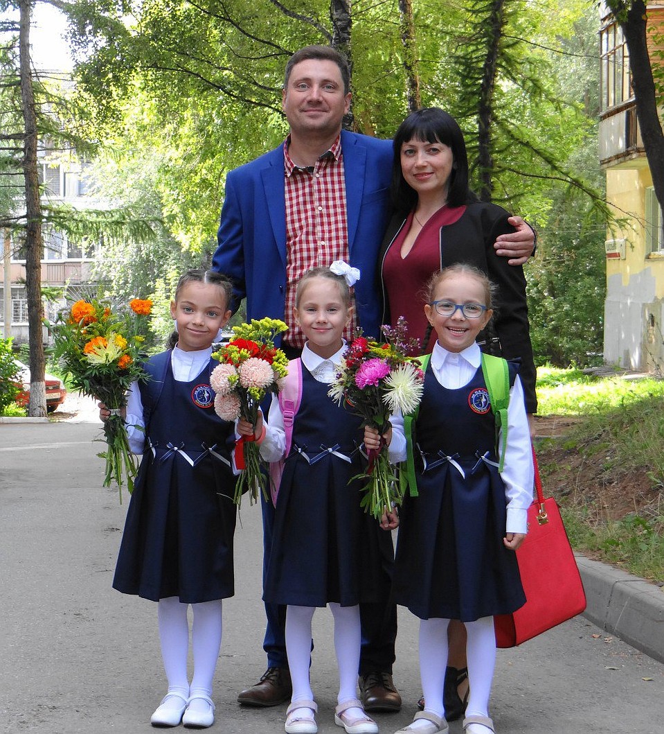 Евгений с женой и дочками Аней, Варварой и Настей на их первом Дне знаний