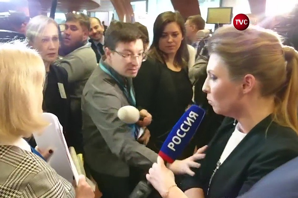 Сначала Скабееву толкнул один из журналистов Фото: кадр с видео