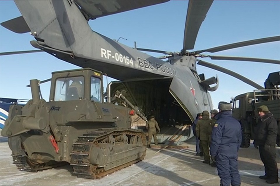 В Хабаровском крае военные летчики провели уникальную операцию по доставке двадцатитонного бульдозера на Бурею Фото: Пресс-служба Восточного военного округа Минобороны России