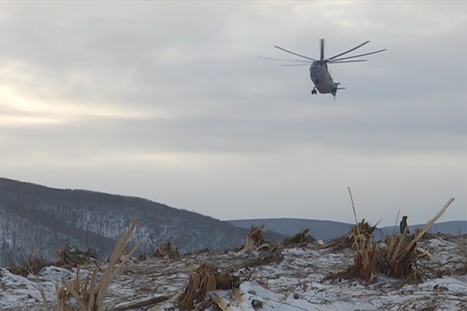 В Хабаровском крае военные летчики провели уникальную операцию по доставке двадцатитонного бульдозера на Бурею Фото: Пресс-служба Восточного военного округа Минобороны России