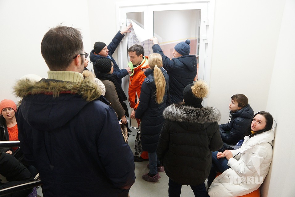 Непопавшие в список ночью, рисковали не попасть на запись в желаемую школу вообще Фото: Алексей БУЛАТОВ