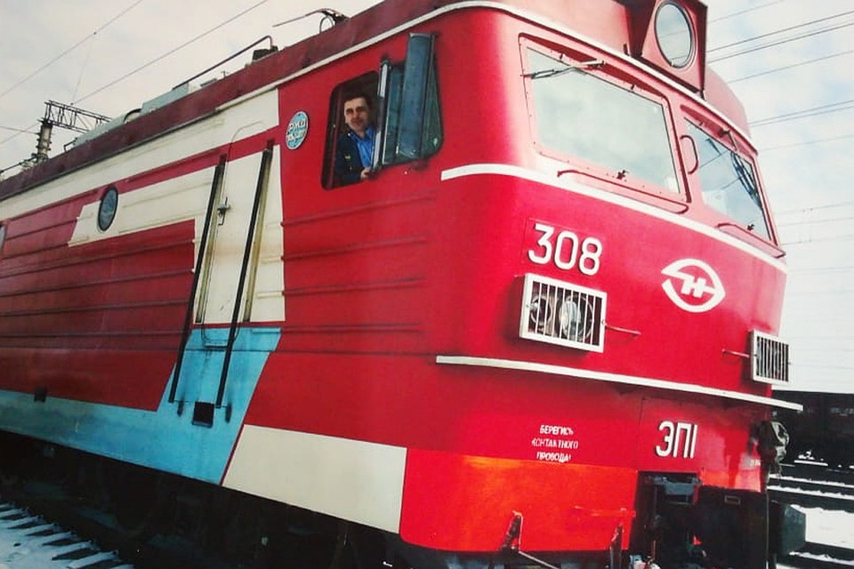 Два товарища - машинист и локомотив, оба молоды душой. (Фото из личного архива)