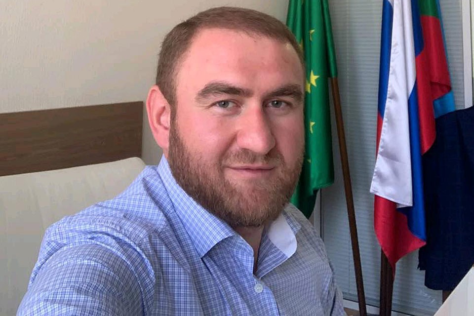 Политическая карьера Рауфа Арашукова развивалась стремительно: 21 год - министр труда и соцразвития, 24 года - вице-премьер Карачаево-Черкессии. Фото: Личная страничка героя публикации в соцсети