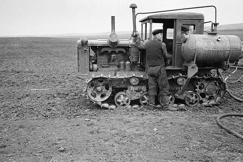 1958 г. Колхозники во время подготовки к весеннему севу. Фотохроника ТАСС