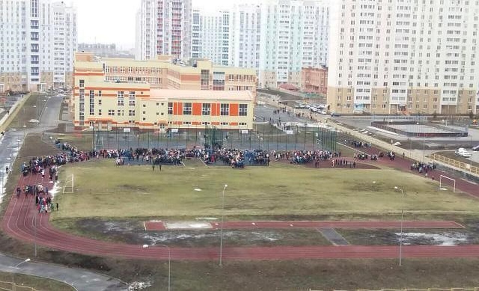 Эвакуация людей пошла по всему городу. Фото: РОСЛЯКОВА Виктория