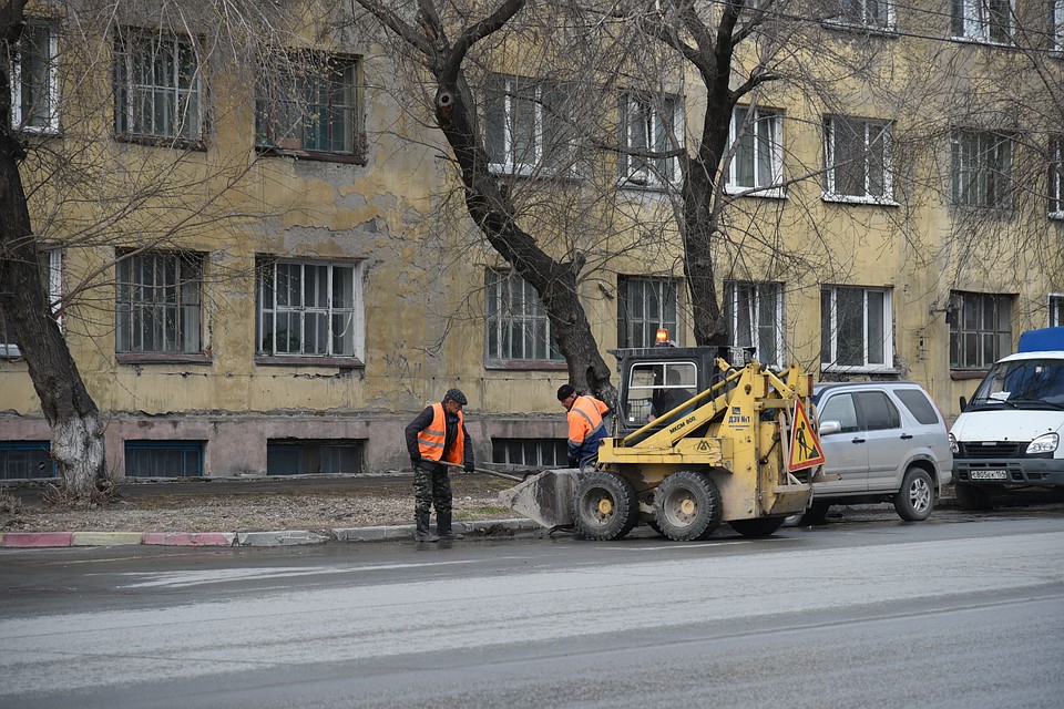 Уборка города в мае - с обочин ковшами собирают песок. Фото: Влад КОМЯКОВ