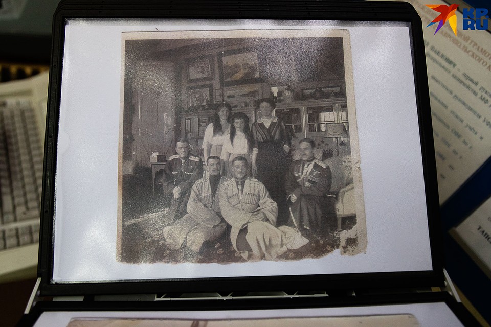 Здесь казак, кому принадлежат фотографии, сидит слева внизу Фото: Дмитрий АХМАДУЛЛИН