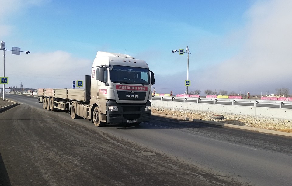 На старой Керченской трассе пробки летом были из-за фур. Теперь поток машин распределят по другим развязкам. Фото: Анастасия КУРДЮКОВА