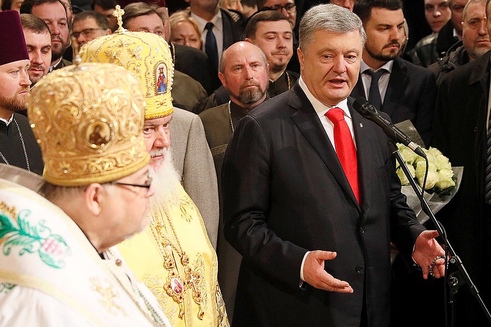 История с томосом добавила к рейтингу Порошенко несколько процентов. Фото: REUTERS