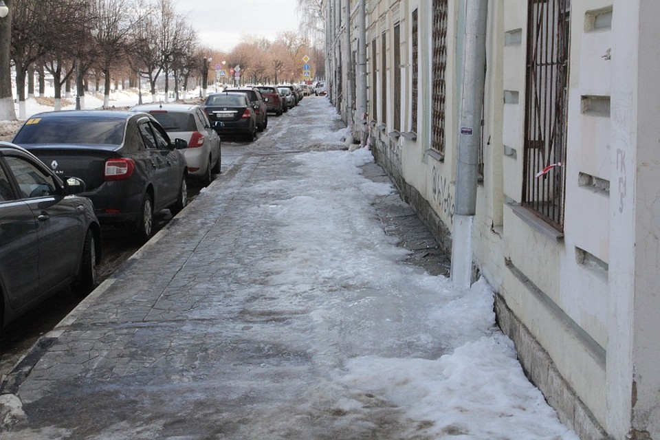 Снег убирают там, где нет забора Фото: Альберт БОЙКОВ