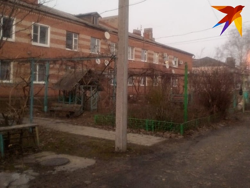 А вот такой дом стоит рядом.