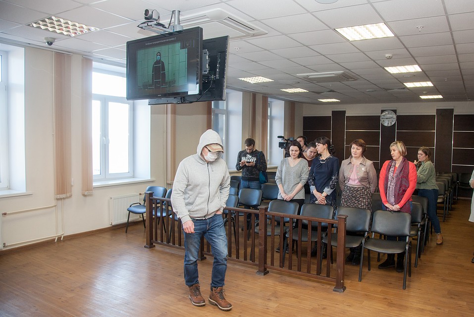 Заседание в краевом суде было закрытым. С Леонидом Б. связывались в режиме видеоконференции. В зале суда был лишь его отец. Фото: Николай ОБЕРЕМЧЕНКО