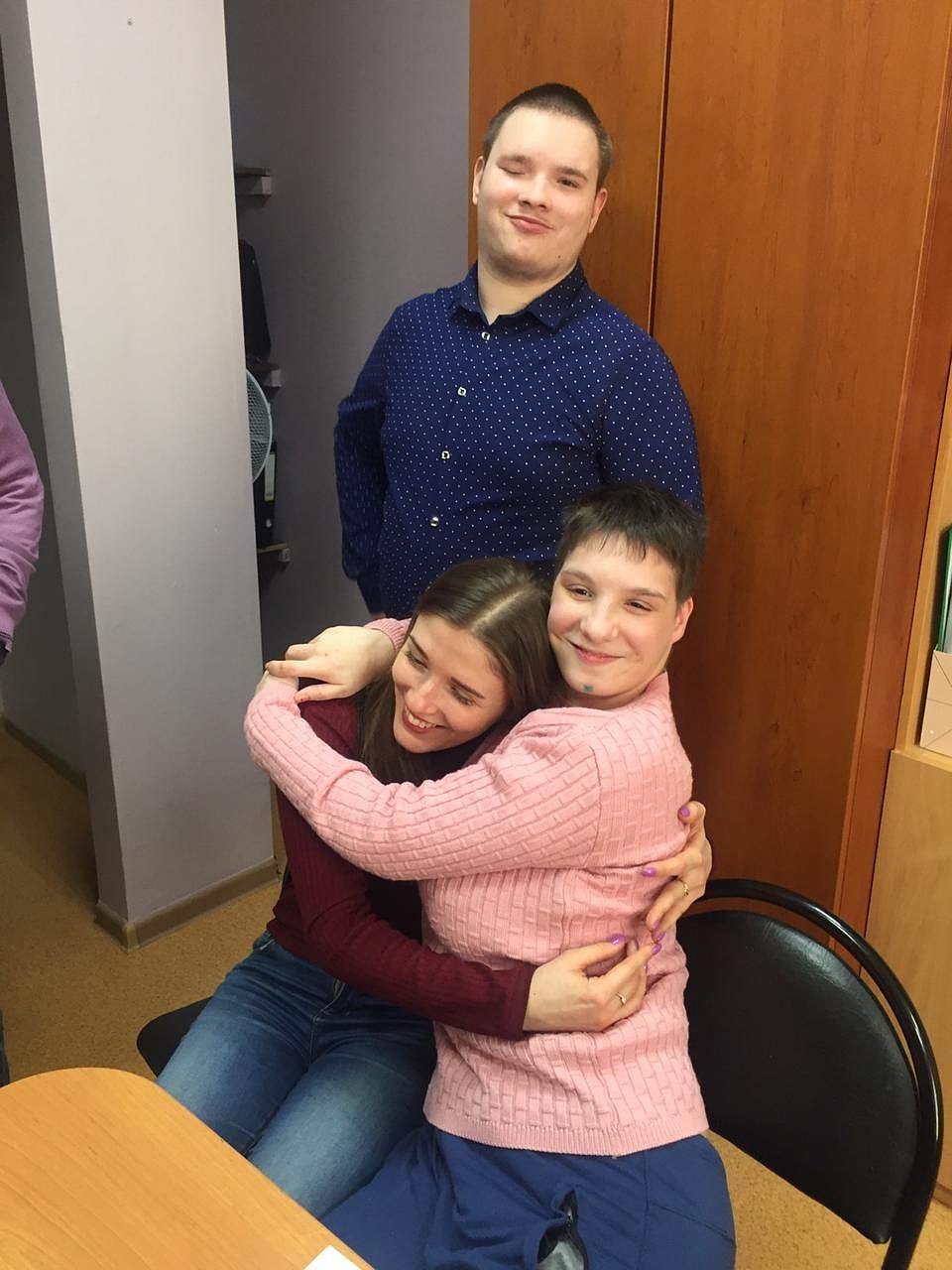 "Им так не хватает тепла, прикосновения дружеского," - говорит волонтер Фото Виктория Дороничева.